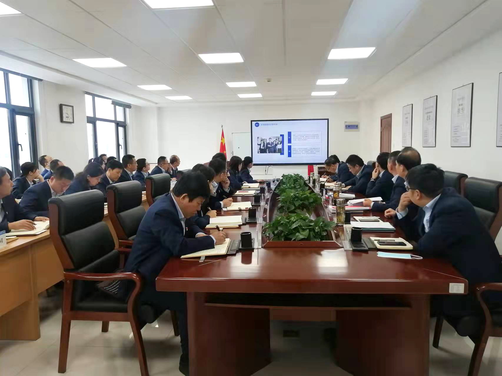 市產(chǎn)投集團(tuán)召開(kāi)黨委理論學(xué)習(xí)中心組集體學(xué)習(xí)會(huì)議(圖2) 市產(chǎn)投集團(tuán)召開(kāi)黨委理論學(xué)習(xí)中心組集體學(xué)習(xí)會(huì)議(圖2)